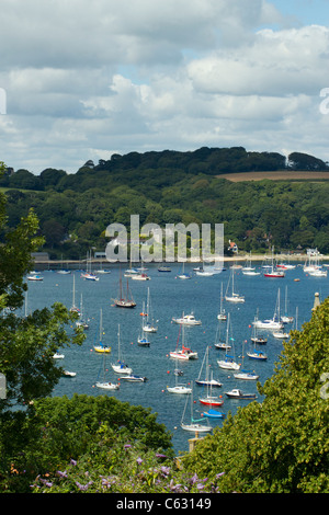 Regarder à travers les arbres dans des bateaux sur la rivière Fal, Cornwall Falmouth, Royaume-Uni. Banque D'Images