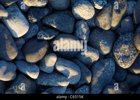 Galets sur la plage de Porthoustock village sur la péninsule de Lizard, Cornwall, United Kingdom Banque D'Images