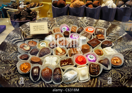 Bruxelles, Belgique. Praline assortiment dans une fenêtre sweet shop Banque D'Images