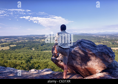 Randonneur sur la retraite haut de Bull Mountain en Virginie avec vue sur la vallée vers le Blue Ridge et Shenandoah Banque D'Images