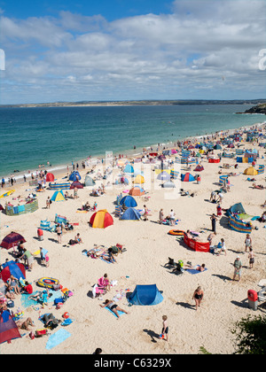 La plage de Porthminster St Ives bondés de gens sur une longue journée d'été. Banque D'Images