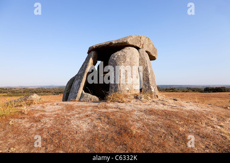 Tapadão dolmen à Crato, la deuxième plus grande au Portugal. Situé dans la région de Aldeia da Mata, Crato, district de Portalegre. Banque D'Images