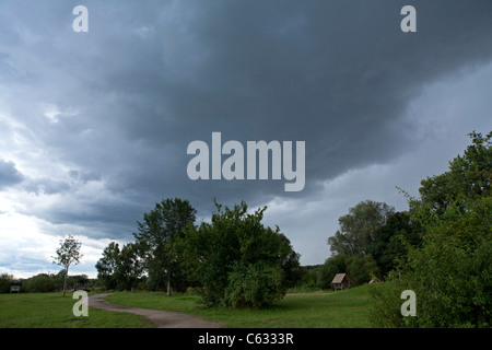 Approche de l'orage, avant Hitzacker, Basse-Saxe, Allemagne Banque D'Images