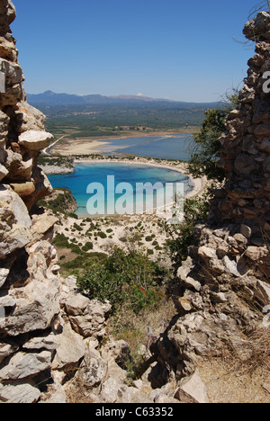 Avis de Voidokilia Bay de la vieille Frankish castle (Paliokastro) Banque D'Images