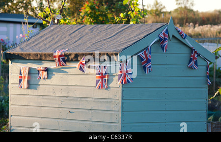 Hangar avec allotissement union jack noir dans la campagne anglaise. Oxfordshire, Angleterre Banque D'Images