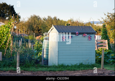 Hangar avec allotissement union jack noir dans la campagne anglaise. Oxfordshire, Angleterre Banque D'Images