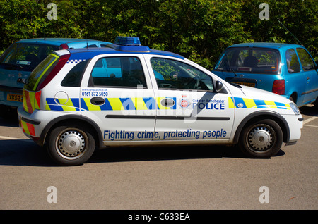 Voiture de police dans un parking Banque D'Images