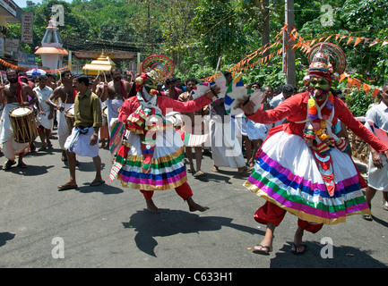 Les danseurs de Kathakali fête hindoue Kanjirapally Kerala Inde du Sud Banque D'Images