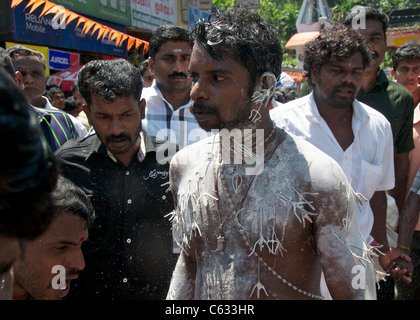 Kavadi dancer avec plusieurs aiguilles percé fête hindoue Kanjirapally Kerala Inde du Sud Banque D'Images