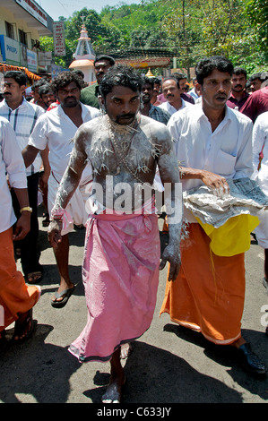 Kavadi dancer avec plusieurs aiguilles percé fête hindoue Kanjirapally Kerala Inde du Sud Banque D'Images