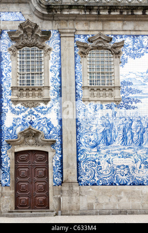 Façade historique traditionnelle à Porto décoré de la main-d'étain peint bleu carreaux émaillés, Porto, Portugal Banque D'Images