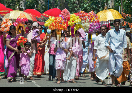 Les gens qui marchent à l'Inde du Sud Kerala festival Kanjirapally Banque D'Images