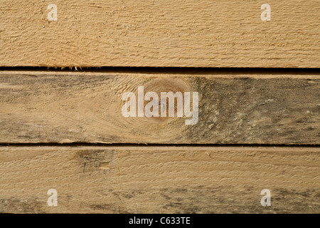 Pile de bois de construction au chantier de construction. Vue rapprochée de planches de bois empilés Banque D'Images