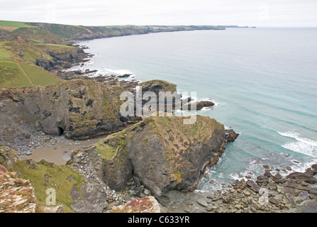 Voir l'ensemble de l'ouest de la baie de Port Isaac falaise côte près de Point de Delabole Banque D'Images