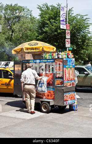 Homme avec Paragon Sports panier d'achat panier alimentaire de hot dog vendeur sur trottoir dans Union Square, New York City Banque D'Images