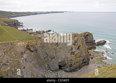 Voir l'ensemble de l'ouest de la baie de Port Isaac falaise côte près de Point de Delabole Banque D'Images