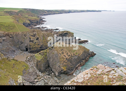 Voir l'ensemble de l'ouest de la baie de Port Isaac falaise côte près de Point de Delabole Banque D'Images