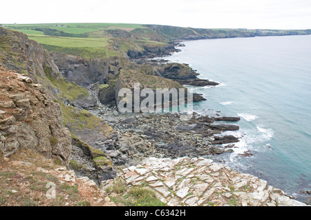 Voir l'ensemble de l'ouest de la baie de Port Isaac falaise côte près de Point de Delabole Banque D'Images