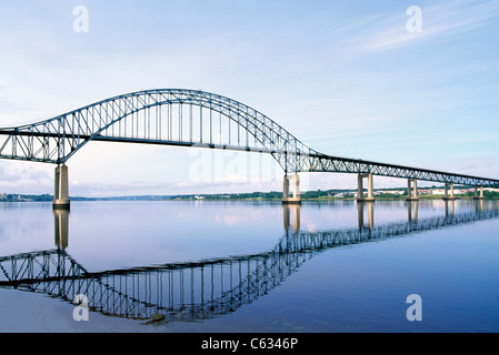 Miramichi, Nouveau-Brunswick, Canada - Pont Centennial reflétant dans la rivière Miramichi. Banque D'Images