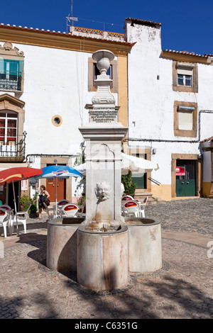 Fontaine Ourives à Capitao Salgueiro Maia Square, Castelo de Vide, Portugal. Fontaine du 19e siècle. Banque D'Images