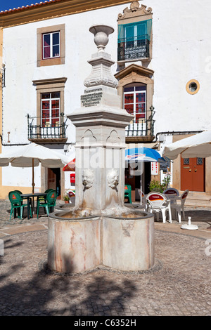 Fontaine Ourives à Capitao Salgueiro Maia Square, Castelo de Vide, Portugal. Fontaine du 19e siècle. Banque D'Images