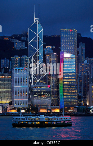 Vue générale du port de Hong Kong sur les toits de la ville des lumières la nuit à Hong Kong, Chine Banque D'Images