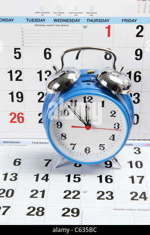 Réveil debout sur le calendrier Banque D'Images