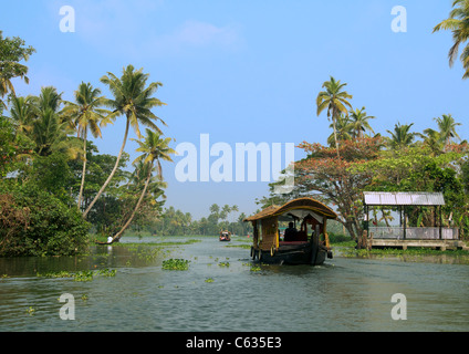 Péniche de quitter l'Inde du Sud Kerala Backwaters Alappuzha Banque D'Images