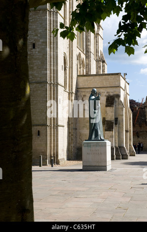 Avant de l'ouest de la cathédrale de Chichester. Sussex, Angleterre, RU du millénaire avec statue de Saint Richard Banque D'Images