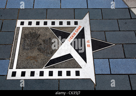 Star et empreintes de Jackie Chan sur Avenue of the Stars (walk of fame) sur le bord de mer de Victoria Harbour, dans Tsim Sha Tsui Banque D'Images