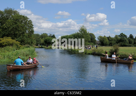 Famille du bateau en barques en bois sur la rivière Stour près de Dedham, Essex et du Suffolk, Angleterre. Banque D'Images