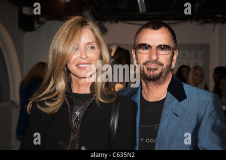 L'actrice Barbara Bach avec mari Ringo Starr à ouverture de Tommy Nutter Exposition à la mode et du Textile Museum, Londres Banque D'Images