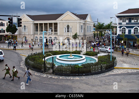 Les gens dans la rue à Montego Bay en Jamaïque Banque D'Images