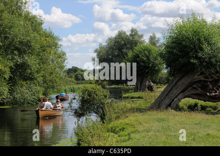 Les familles bénéficiant d'une sortie sur la rivière Stour, aviron leurs bateaux vers Dedham. Banque D'Images