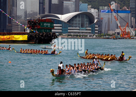 La course de bateaux-dragons Bateaux dans le port de Hong Kong, Chine Banque D'Images