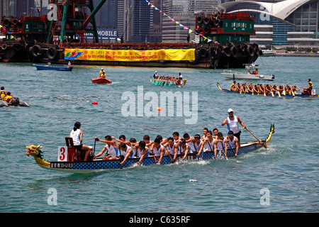 La course de bateaux-dragons Bateaux dans le port de Hong Kong, Chine Banque D'Images