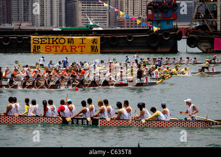 La course de bateaux-dragons Bateaux dans le port de Hong Kong, Chine Banque D'Images