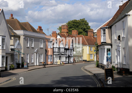 Les magasins de High Street dans le village de Dedham dans l'Essex, en Angleterre. Banque D'Images