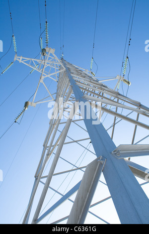 Prop à haute tension contre le ciel bleu. Banque D'Images