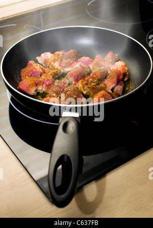 L'effilochage de la viande effilochée sur casserole sur cuisinière moderne. Banque D'Images