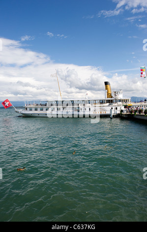 Bateau à vapeur un convoyage d'touristes et voyageurs autour de lac de Genève (Lac Léman) près de Nyon, Suisse. Banque D'Images