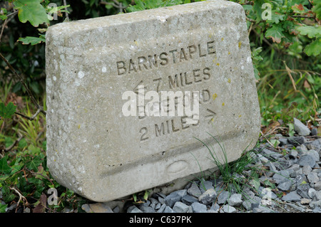 Barnstaple , Bideford, Cycle de Tarka Trail Mile Marker dans le Nord du Devon Banque D'Images