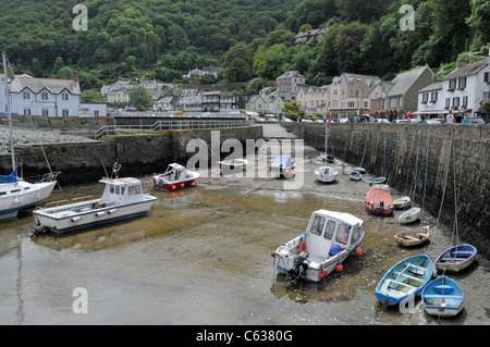 Bateaux dans le port à marée basse de Lynmouth, North Devon, UK Banque D'Images