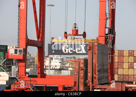 Opérations sur les conteneurs au port de Dublin en Irlande Banque D'Images