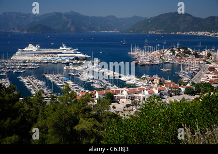 Port de Marmaris, Turquie. Vieille Ville avec port de plaisance et des navires de croisière AIDA aura sur le quai. Banque D'Images