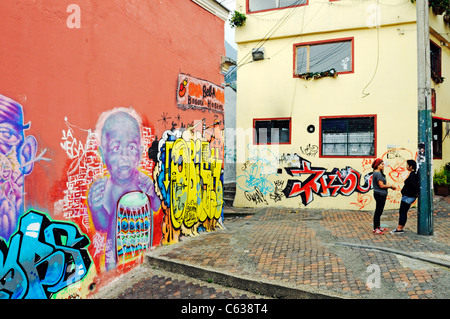 Les murs avec des graffitis, carré de Plazoleta del Chorro de Quevedo, quartier de La Candelaria, Bogota, Colombie Banque D'Images