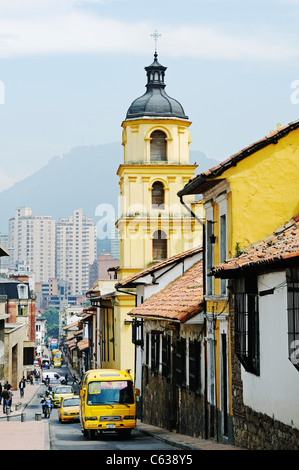 Rue de l'Eglise et dans le style colonial, quartier historique de Candaelaria, Bogota, Colombie Banque D'Images