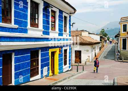 Maisons et rue dans le style colonial, quartier historique de Candaelaria, Bogota, Colombie Banque D'Images