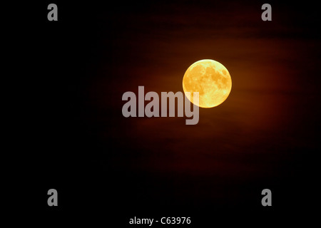 Pleine lune dans la brume sur fond de ciel de nuit sombre Banque D'Images