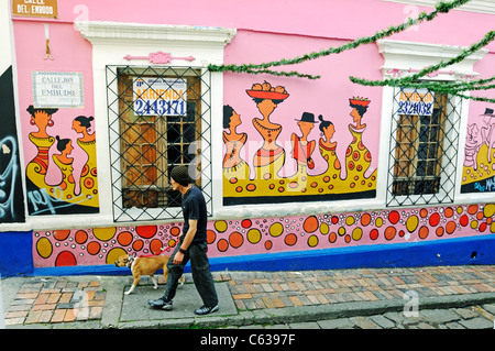 Les murs avec des graffitis, carré de Plazoleta del Chorro de Quevedo, quartier de La Candelaria, Bogota, Colombie Banque D'Images